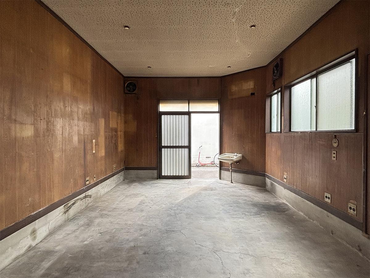荒川区東尾久の賃貸物件/元金属加工の工場。約20㎡のこの土間空間をどう使おう？！