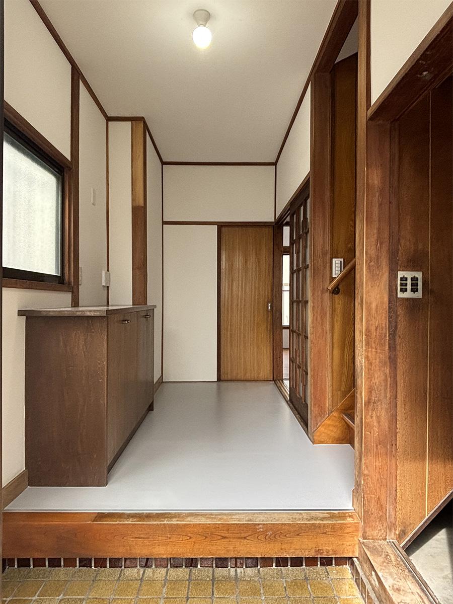 荒川区東尾久の賃貸物件/玄関。いろいろなマテリアルが集まっていて可愛らしい雰囲気