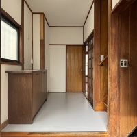 荒川区東尾久の賃貸物件/玄関。いろいろなマテリアルが集まっていて可愛らしい雰囲気