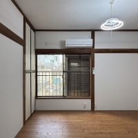 荒川区東尾久の賃貸物件/1階ダイニング：こちらの窓も少し墓見えです