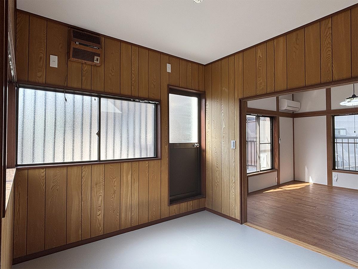 荒川区東尾久の賃貸物件/2階洋室。壁は元の質感を生かして