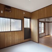 荒川区東尾久の賃貸物件/2階洋室。壁は元の質感を生かして