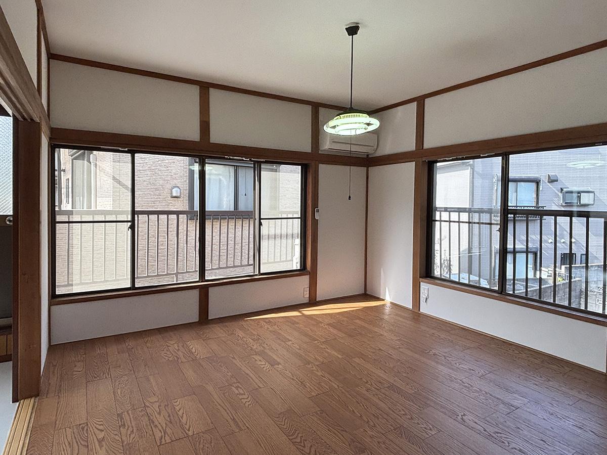 荒川区東尾久の賃貸物件/2階洋室。ワイドな窓で明るい