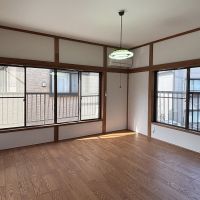 荒川区東尾久の賃貸物件/2階洋室。ワイドな窓で明るい