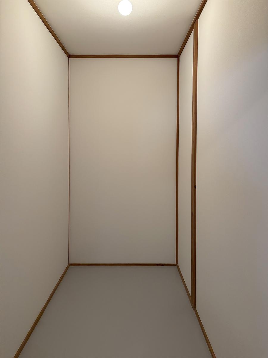 荒川区東尾久の賃貸物件/2階廊下突き当たりの納戸。本棚を並べて書庫にしたりウォークインクローゼットにしたり