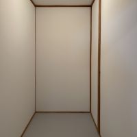 荒川区東尾久の賃貸物件/2階廊下突き当たりの納戸。本棚を並べて書庫にしたりウォークインクローゼットにしたり