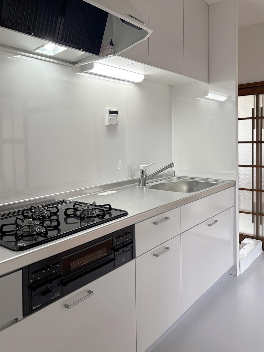 荒川区東尾久の賃貸物件/キッチン。奥に洗濯機置き場