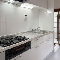 荒川区東尾久の賃貸物件/キッチン。奥に洗濯機置き場