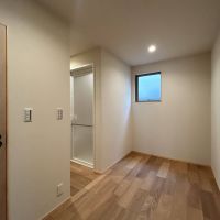 世田谷区船橋の賃貸物件/A：扉の先には納戸があり、店の荷物や小さなデスクを置くのにちょうどよさそう