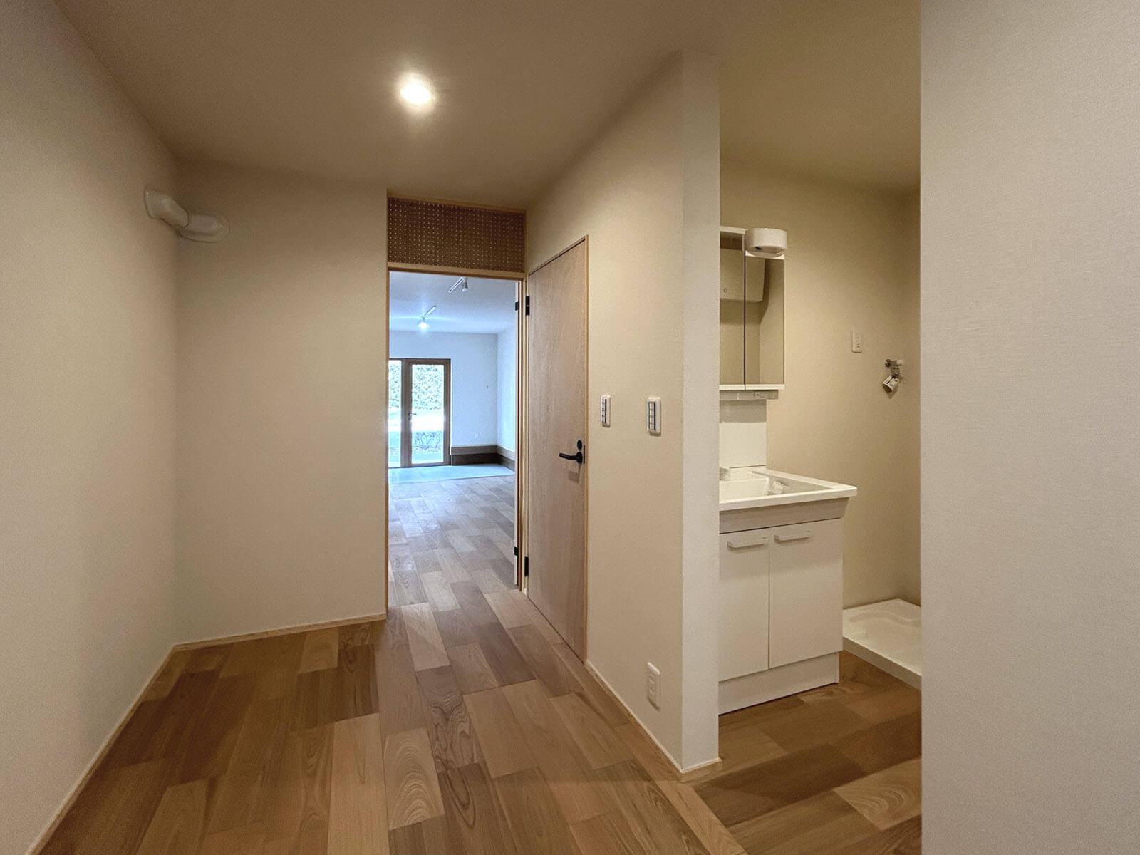 世田谷区船橋の賃貸物件/A：バストイレ洗面所は納戸を経由して