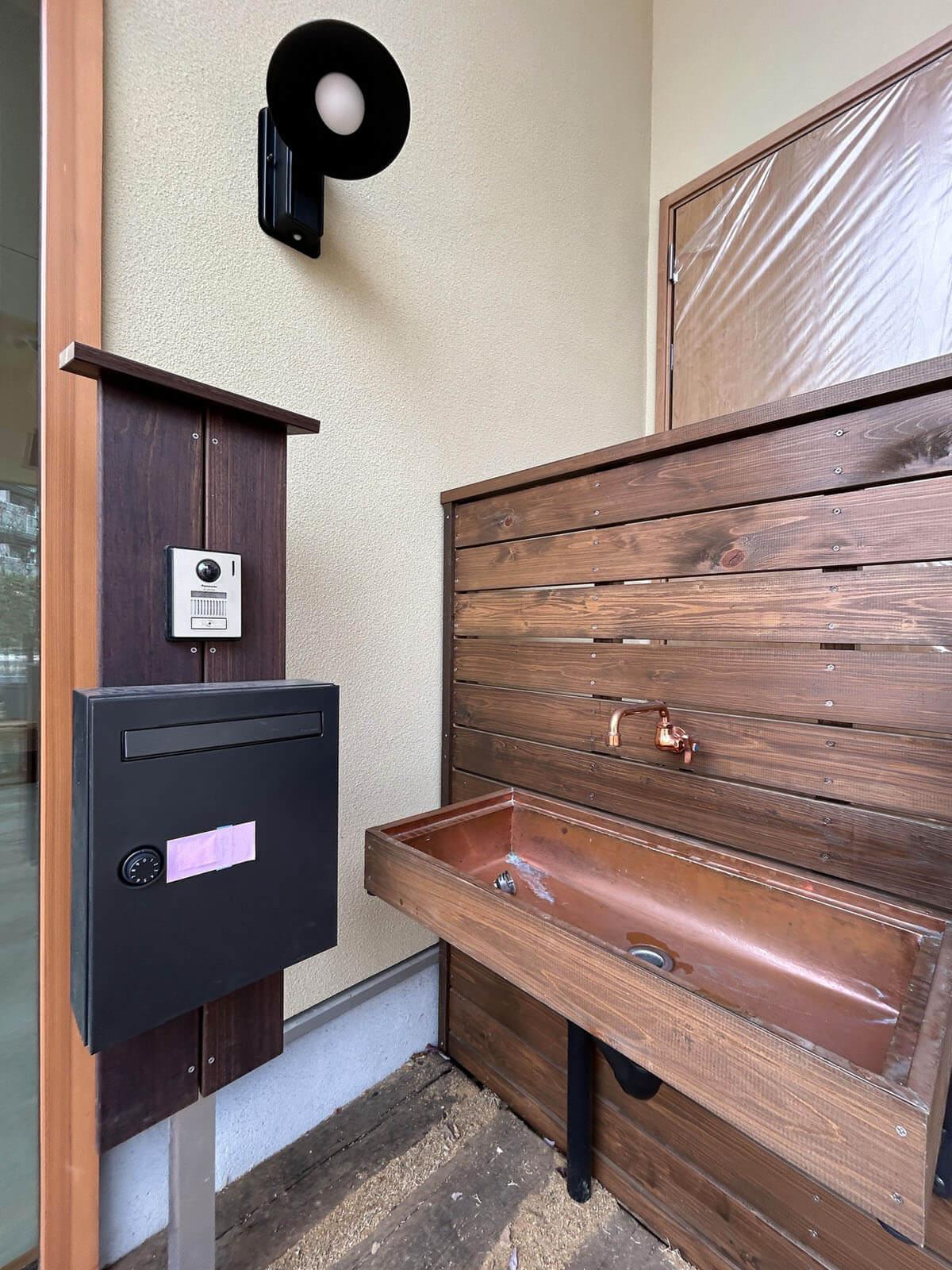 世田谷区船橋の賃貸物件/屋外にある共用の水場は、大家さんが集めたパーツで手づくりしています