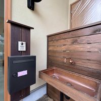 世田谷区船橋の賃貸物件/屋外にある共用の水場は、大家さんが集めたパーツで手づくりしています