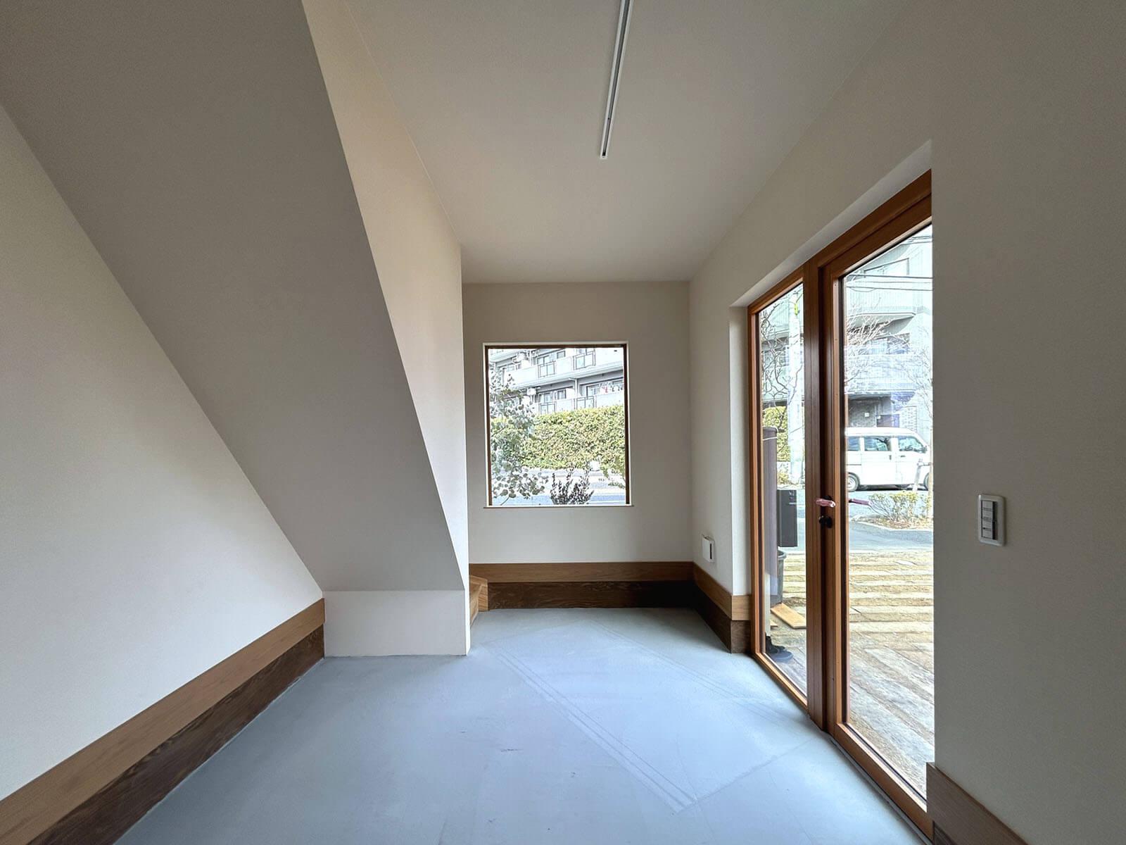 世田谷区船橋の賃貸物件/B：通りに面した正面の窓、出入口は右側に