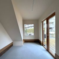 世田谷区船橋の賃貸物件/B：通りに面した正面の窓、出入口は右側に