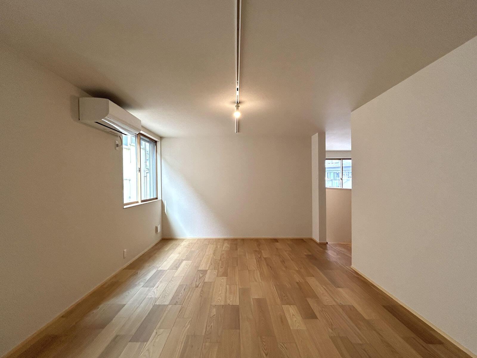 世田谷区船橋の賃貸物件/B：寝室の奥から階段方向を見る