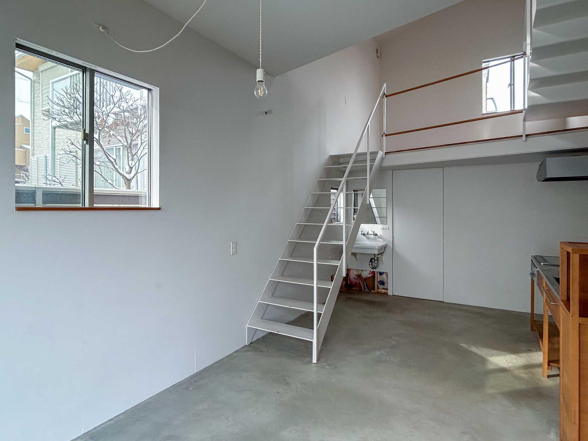 横浜市港北区篠原台町の賃貸物件/キッチン、水回りは1階。アトリエのような洗練された雰囲気