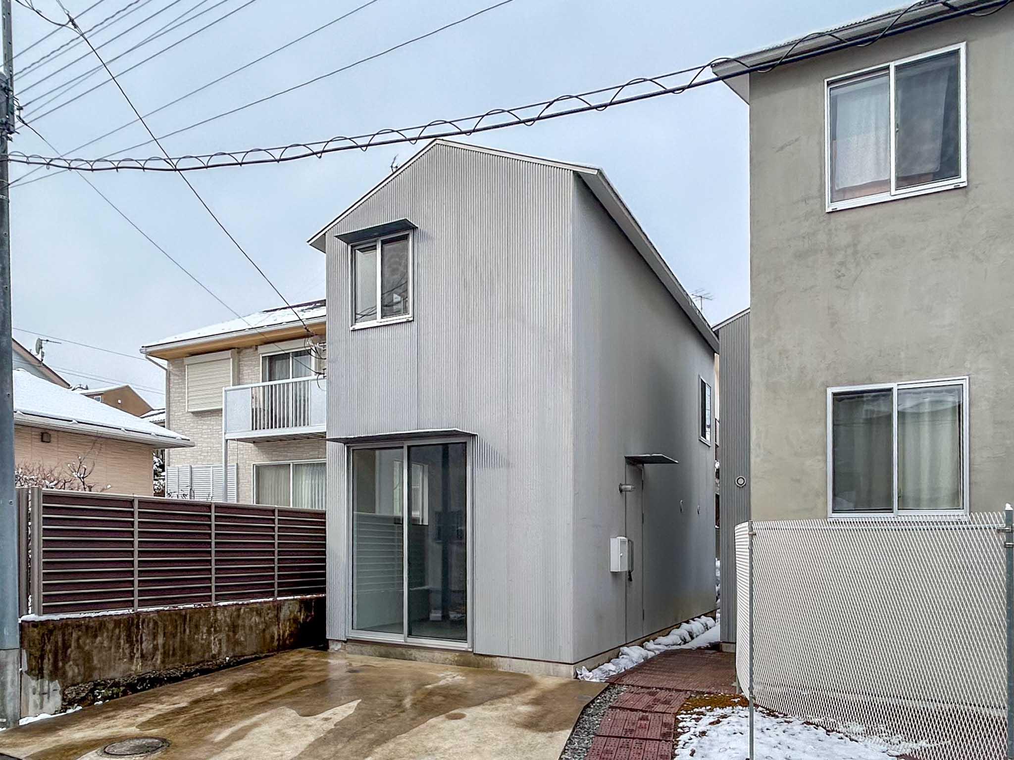 横浜市港北区篠原台町の賃貸物件/波打つ鋼板でしつらえた、シンプルな外観