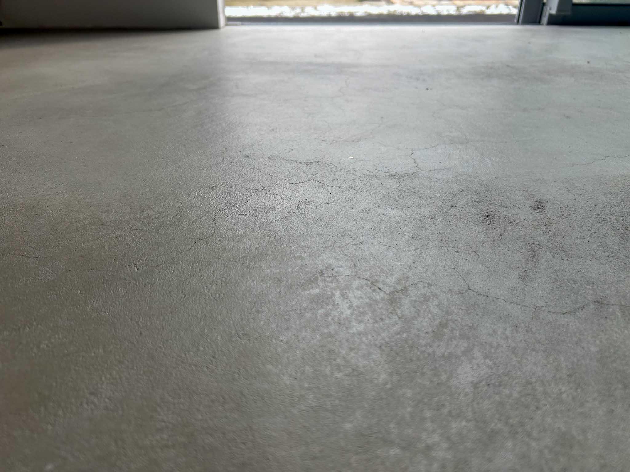 横浜市港北区篠原台町の賃貸物件/1階：きれいに均されたモルタル床