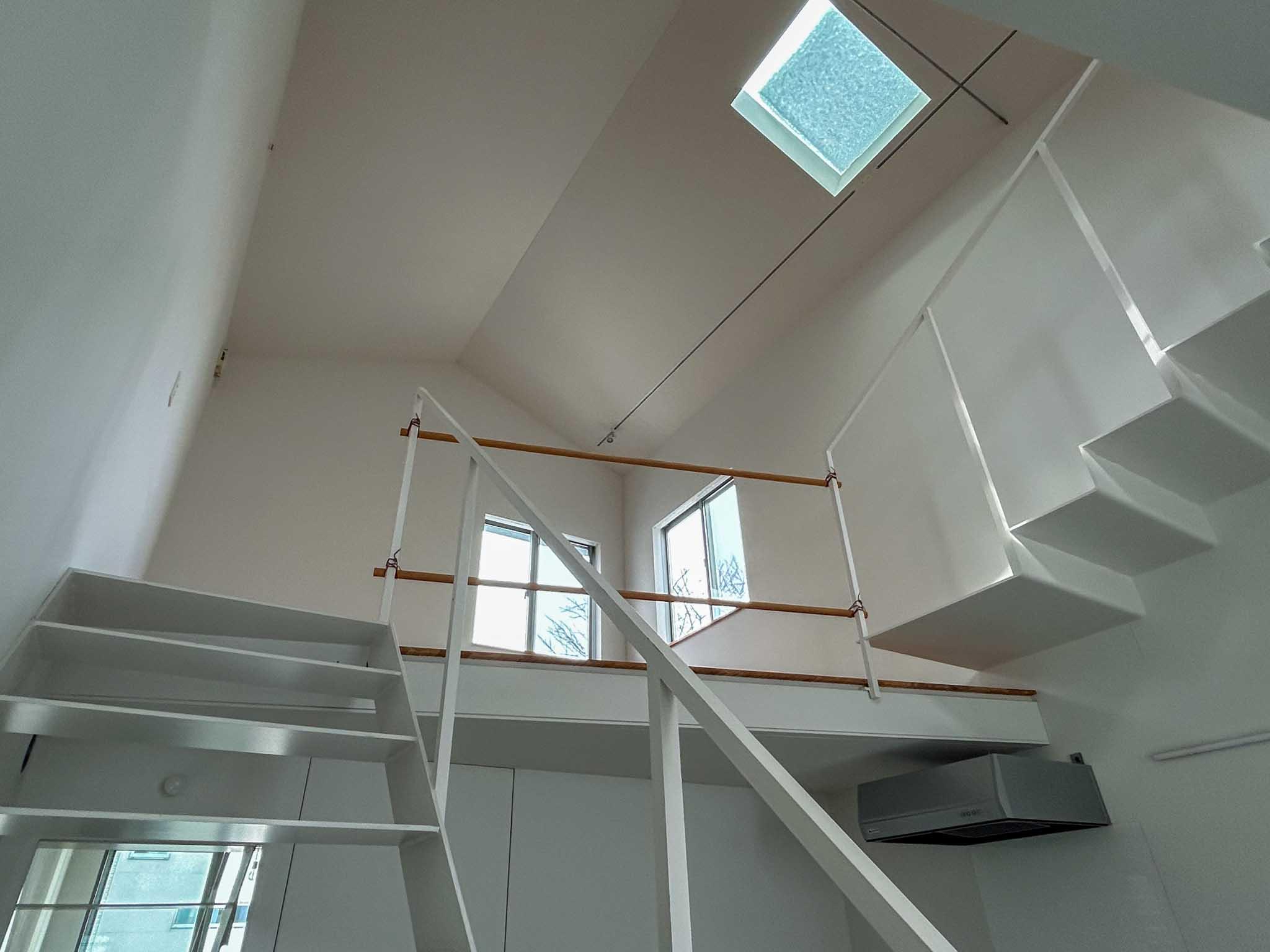 横浜市港北区篠原台町の賃貸物件/1階：吹き抜けを見上げる