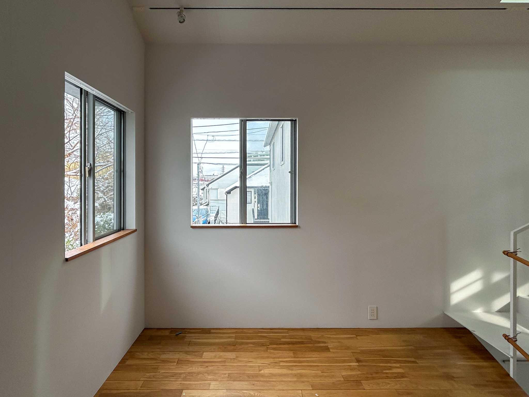 横浜市港北区篠原台町の賃貸物件/中2階：東側をみる。隣家と視線が合わない窓の配置