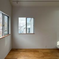 横浜市港北区篠原台町の賃貸物件/中2階：東側をみる。隣家と視線が合わない窓の配置