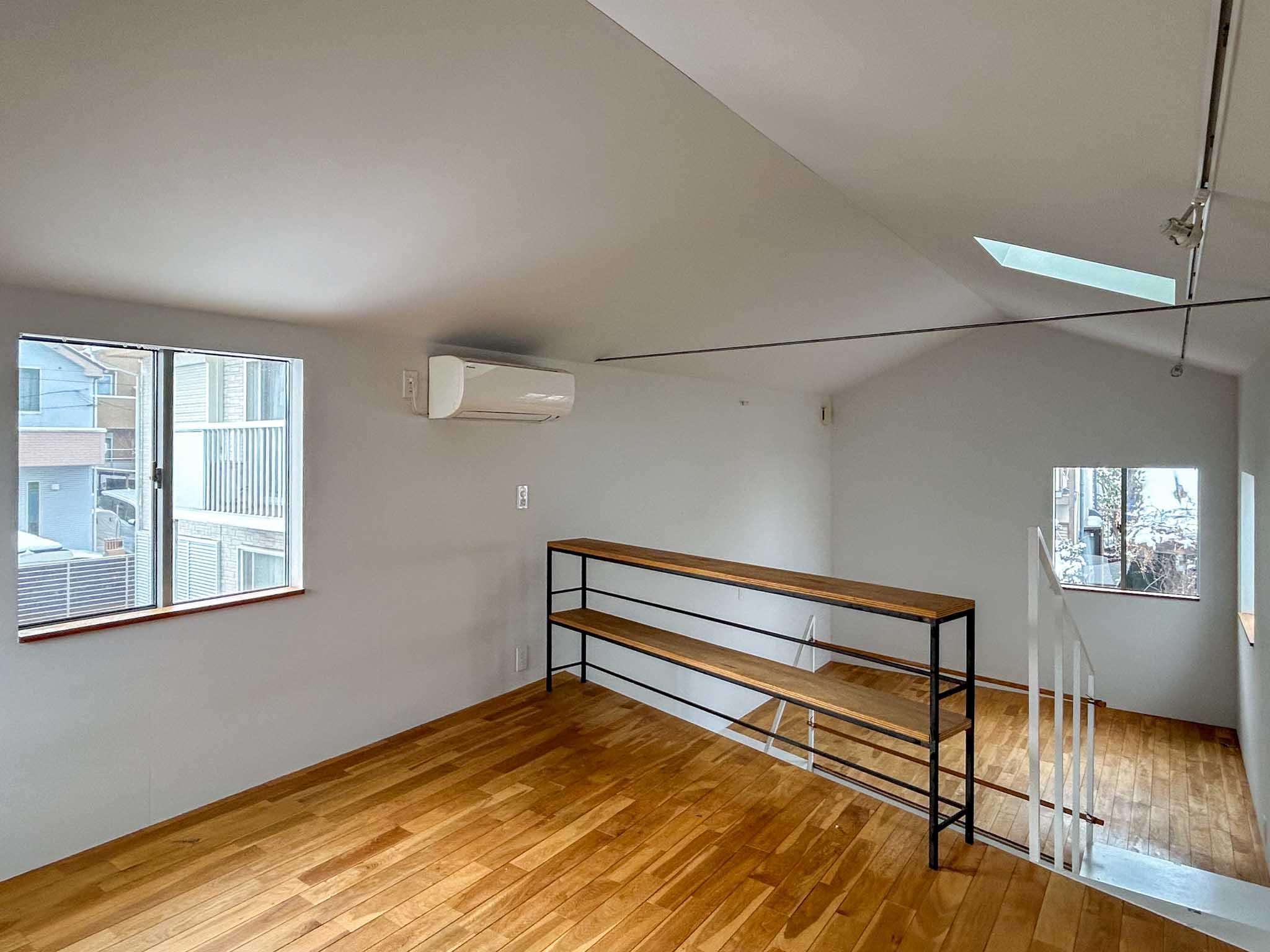 横浜市港北区篠原台町の賃貸物件/中2階と2階は無垢フローリング敷き。リビングや寝室のような、くつろぐ居場所にぴったり