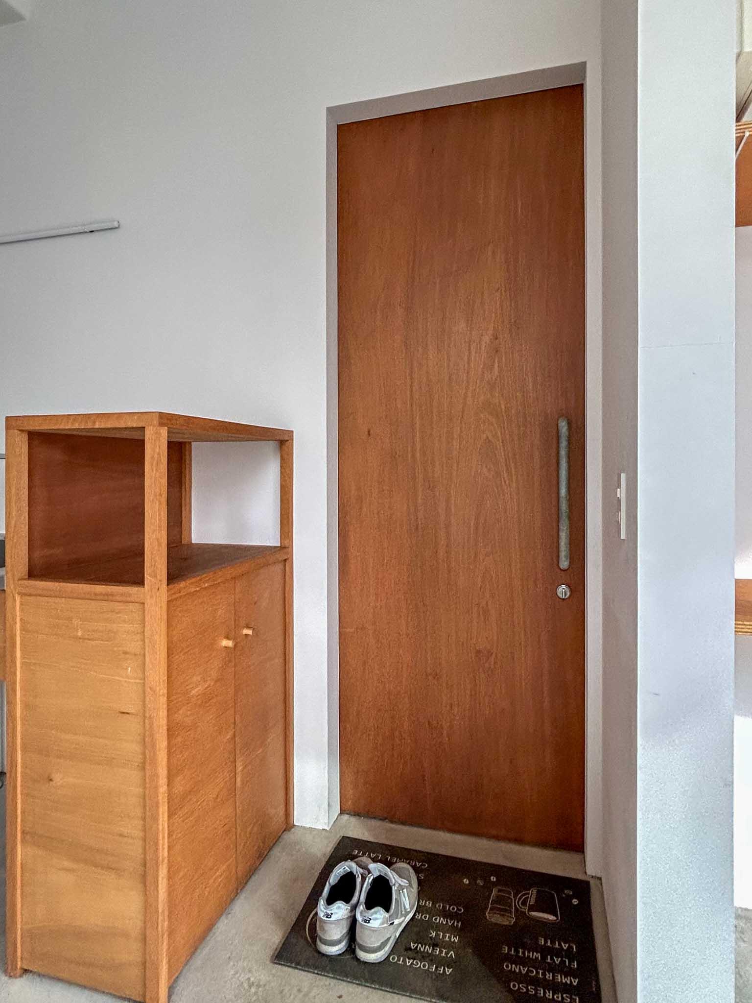 横浜市港北区篠原台町の賃貸物件/玄関。1階の床がフラットなので、扉付近に玄関マットを敷く必要があります