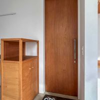 横浜市港北区篠原台町の賃貸物件/玄関。1階の床がフラットなので、扉付近に玄関マットを敷く必要があります