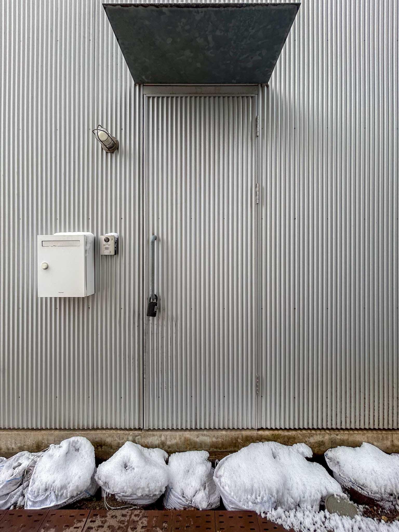 横浜市港北区篠原台町の賃貸物件/玄関先。外壁の波板になじんでいます