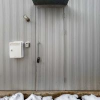 横浜市港北区篠原台町の賃貸物件/玄関先。外壁の波板になじんでいます