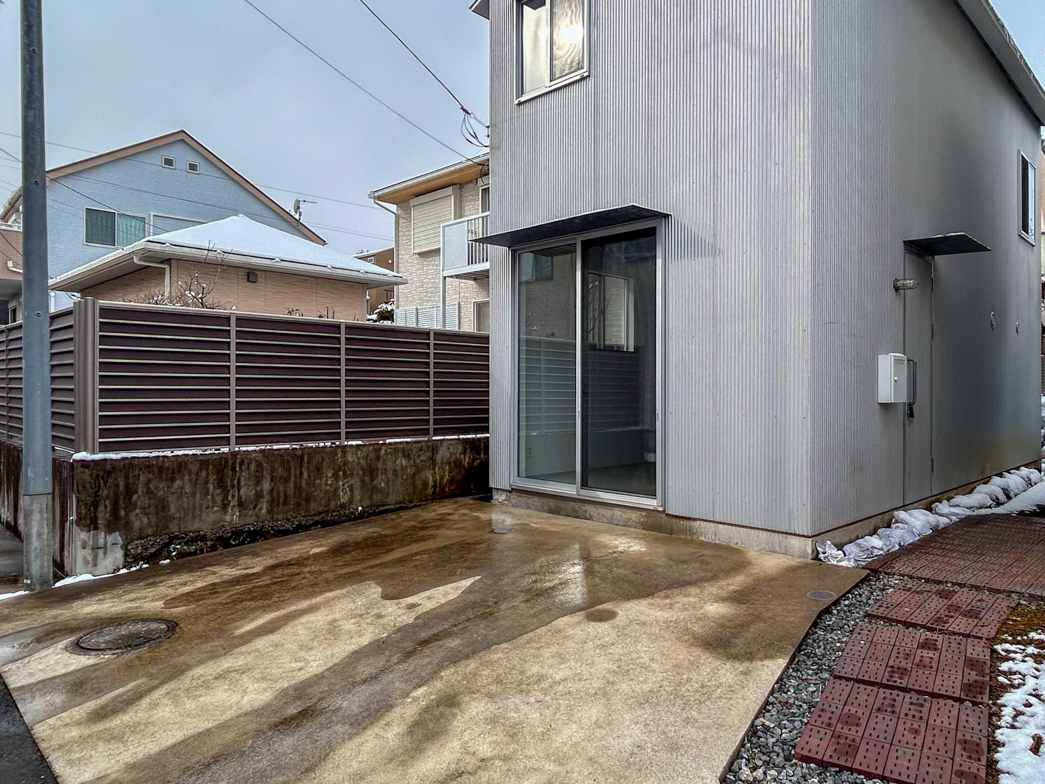 横浜市港北区篠原台町の賃貸物件/駐車スペース。建物から道路までの奥行きは4mほど