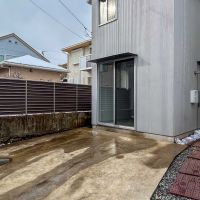 横浜市港北区篠原台町の賃貸物件/駐車スペース。建物から道路までの奥行きは4mほど