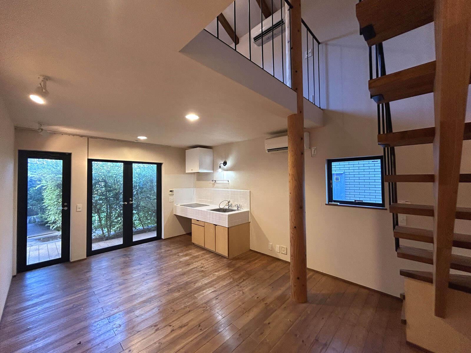 大田区大森中の賃貸物件/ガラス扉の玄関からダイニングキッチンが始まります