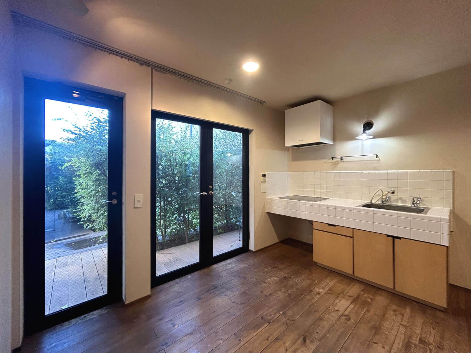 大田区大森中の賃貸物件/窓先の緑がうれしい位置に、木とタイルの手づくりキッチン