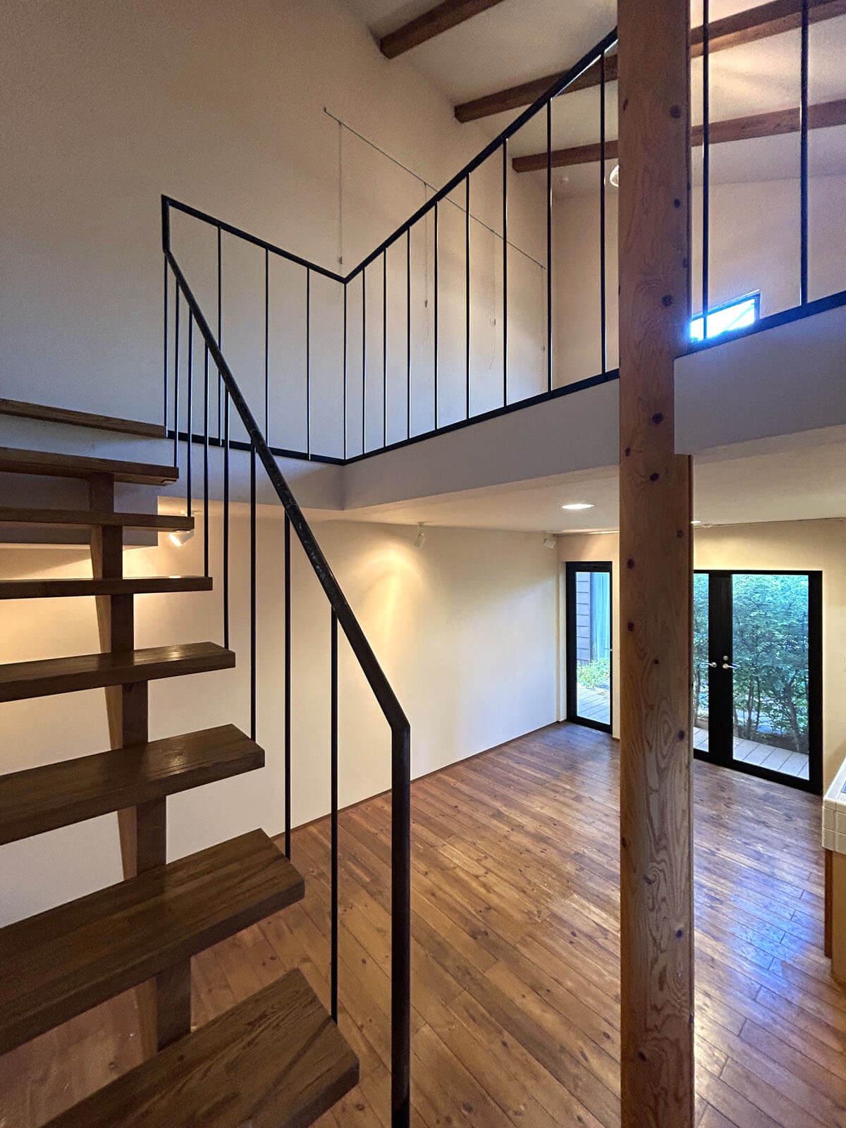 大田区大森中の賃貸物件/1階から見上げる吹抜、仕切壁がない開放的な空間です