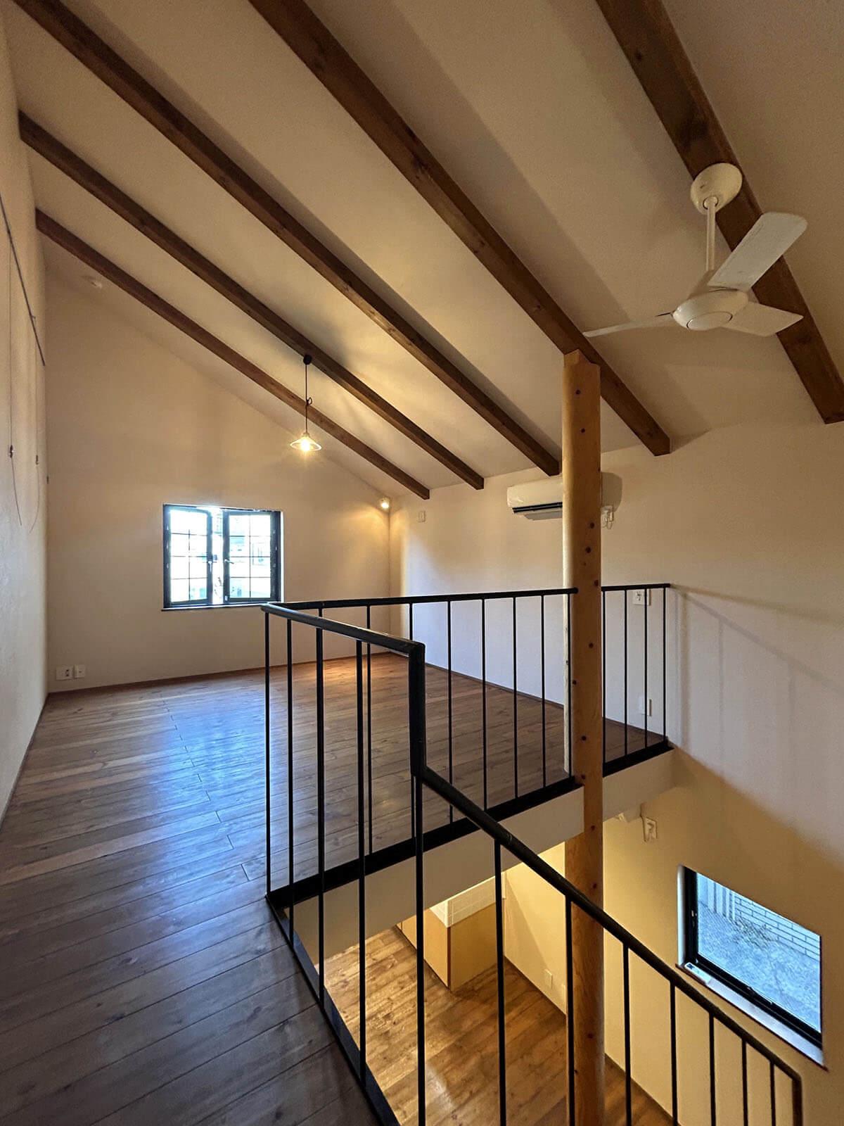 大田区大森中の賃貸物件/山小屋気分の天井はどーんと高く面積以上の広がりを感じます