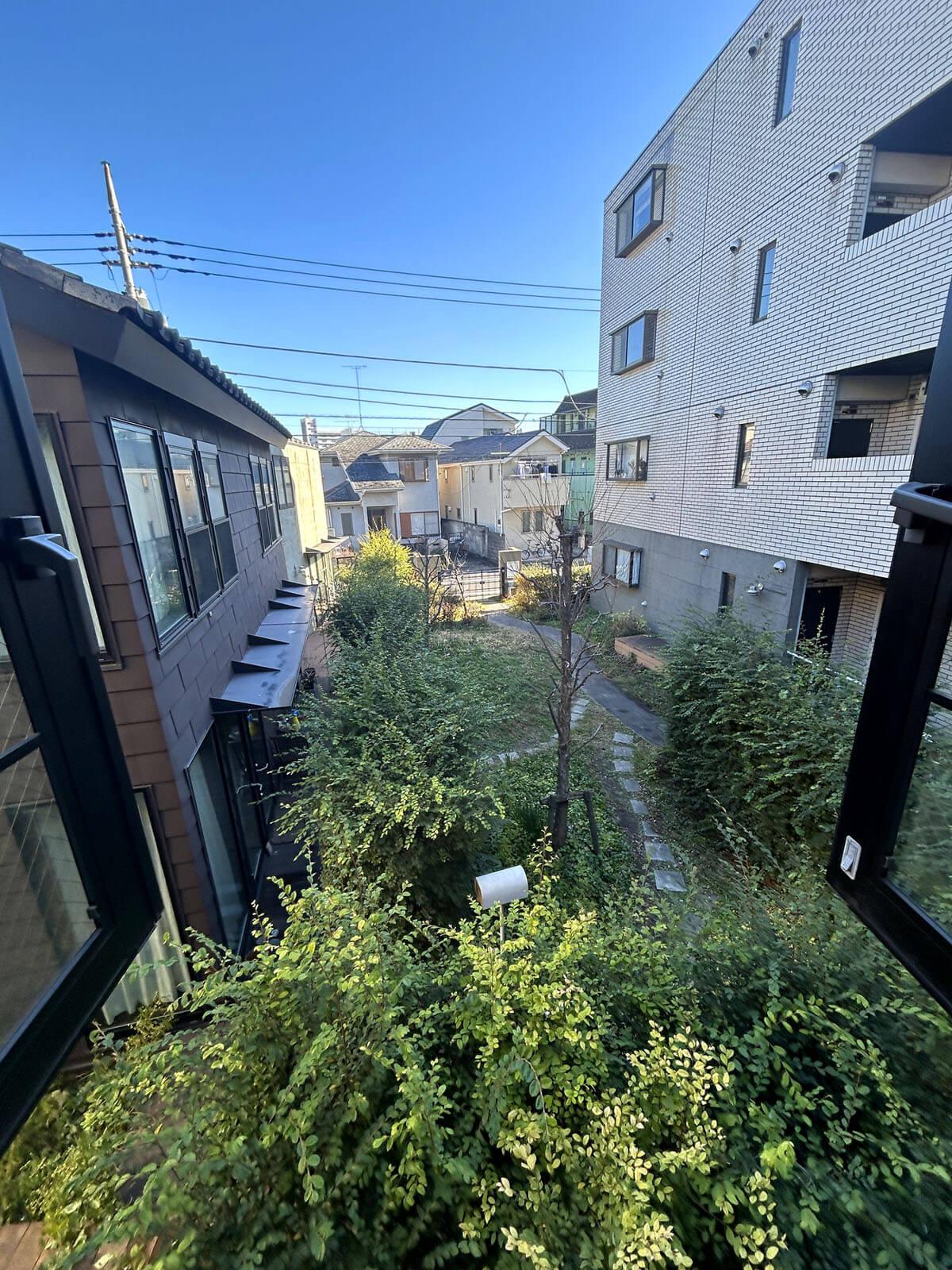 大田区大森中の賃貸物件/観音開きの小窓から見下ろす季節感いっぱいの庭！