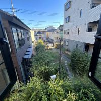 大田区大森中の賃貸物件/観音開きの小窓から見下ろす季節感いっぱいの庭！