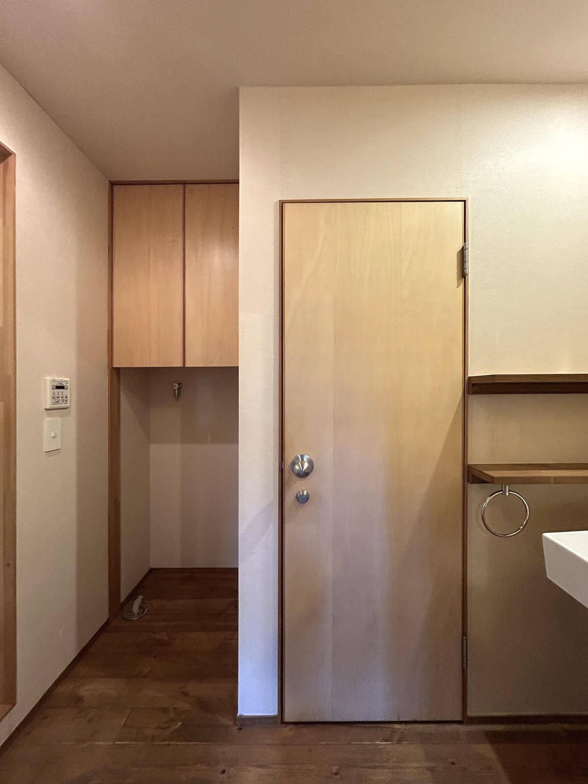 大田区大森中の賃貸物件/階段下の引戸を開けると集約された水まわり、バスルームは左側に

