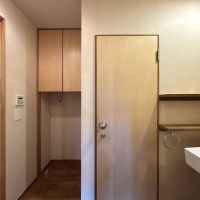 大田区大森中の賃貸物件/階段下の引戸を開けると集約された水まわり、バスルームは左側に

