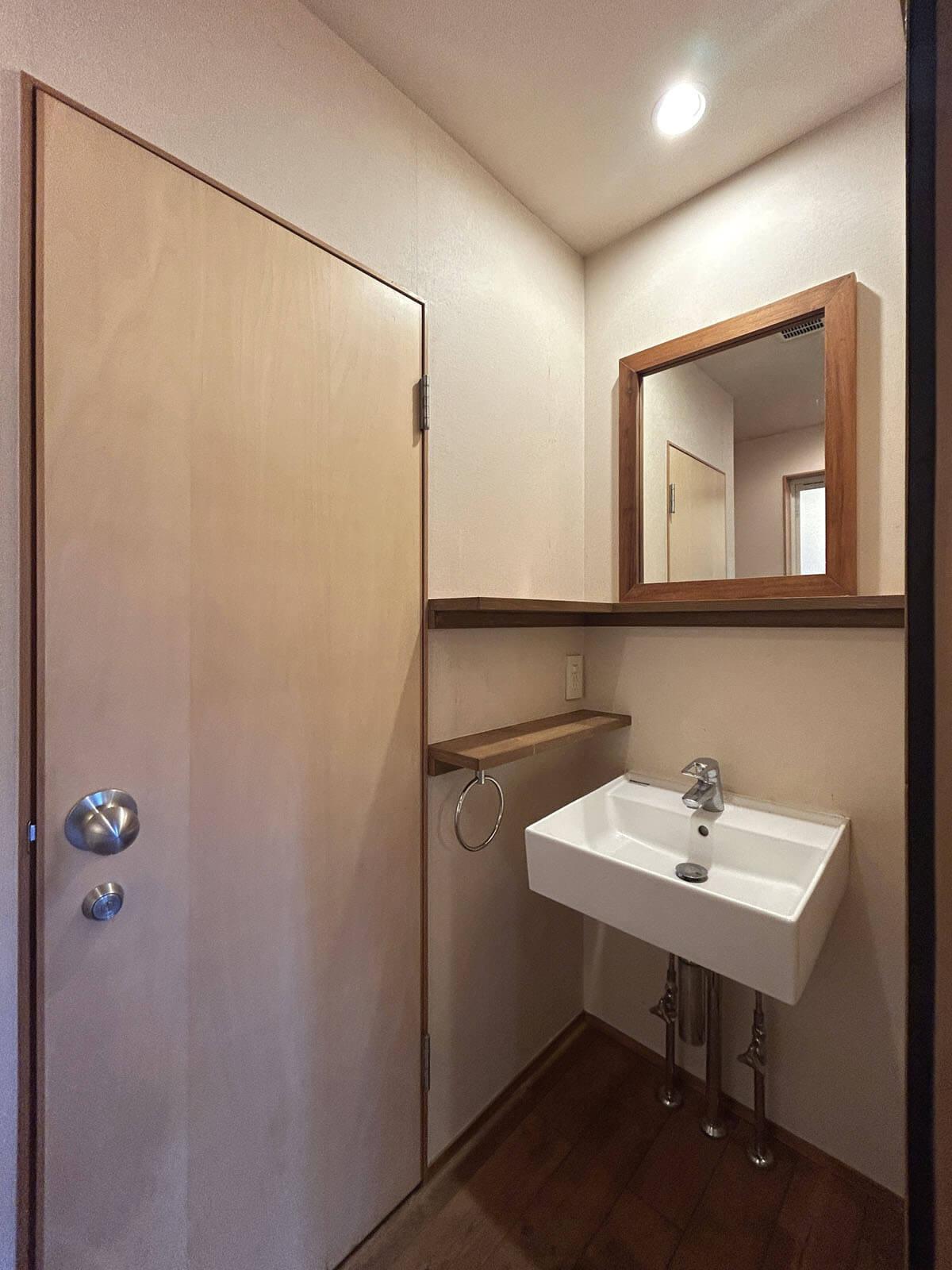 大田区大森中の賃貸物件/木製の棚と鏡がすてきな洗面所