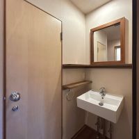 大田区大森中の賃貸物件/木製の棚と鏡がすてきな洗面所