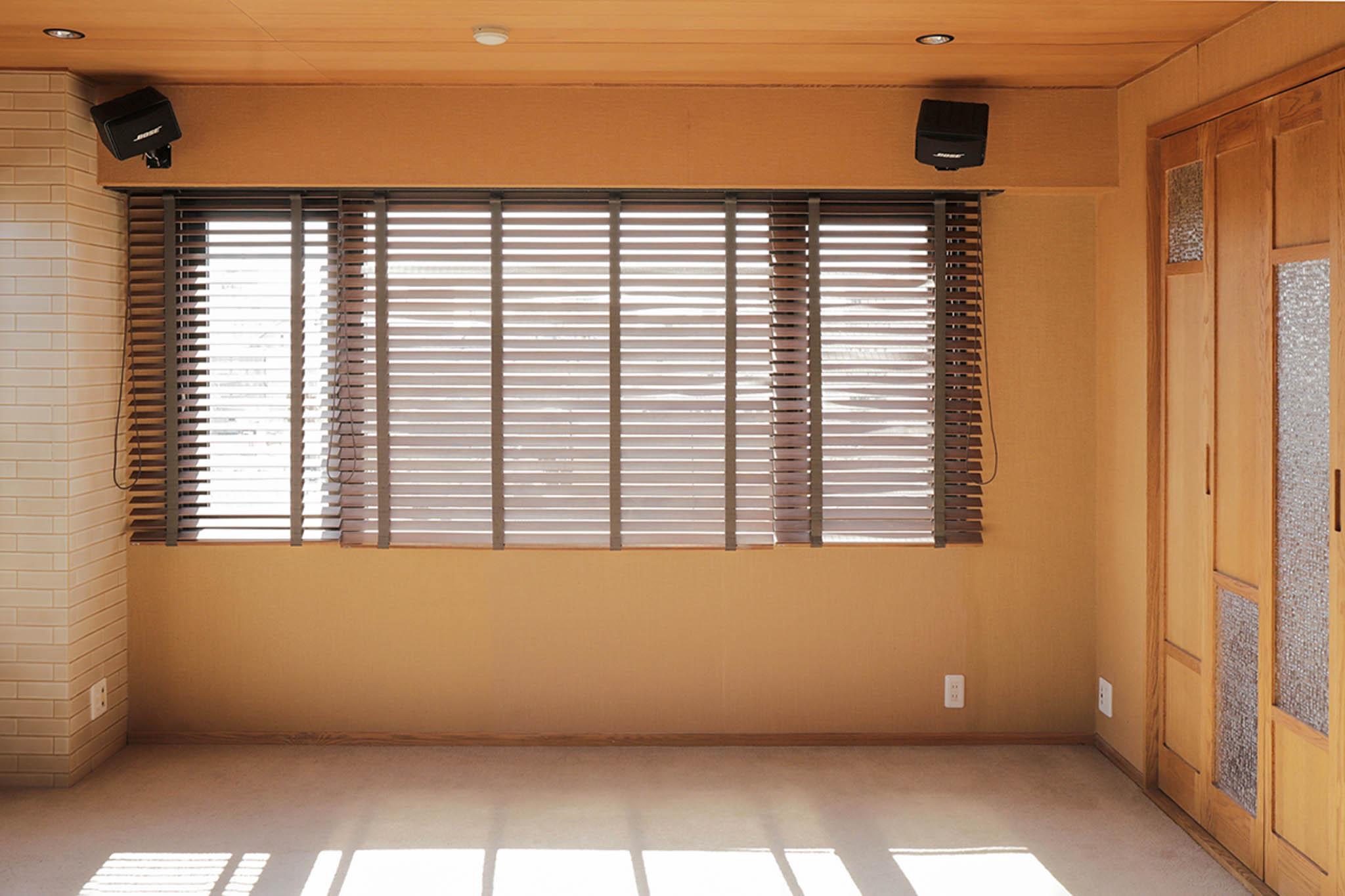 目黒区自由が丘の賃貸物件/木製ブラインド越しに差し込む光が心地よい。両サイドにはBOSEのスピーカーを備え付け（残置物扱い）