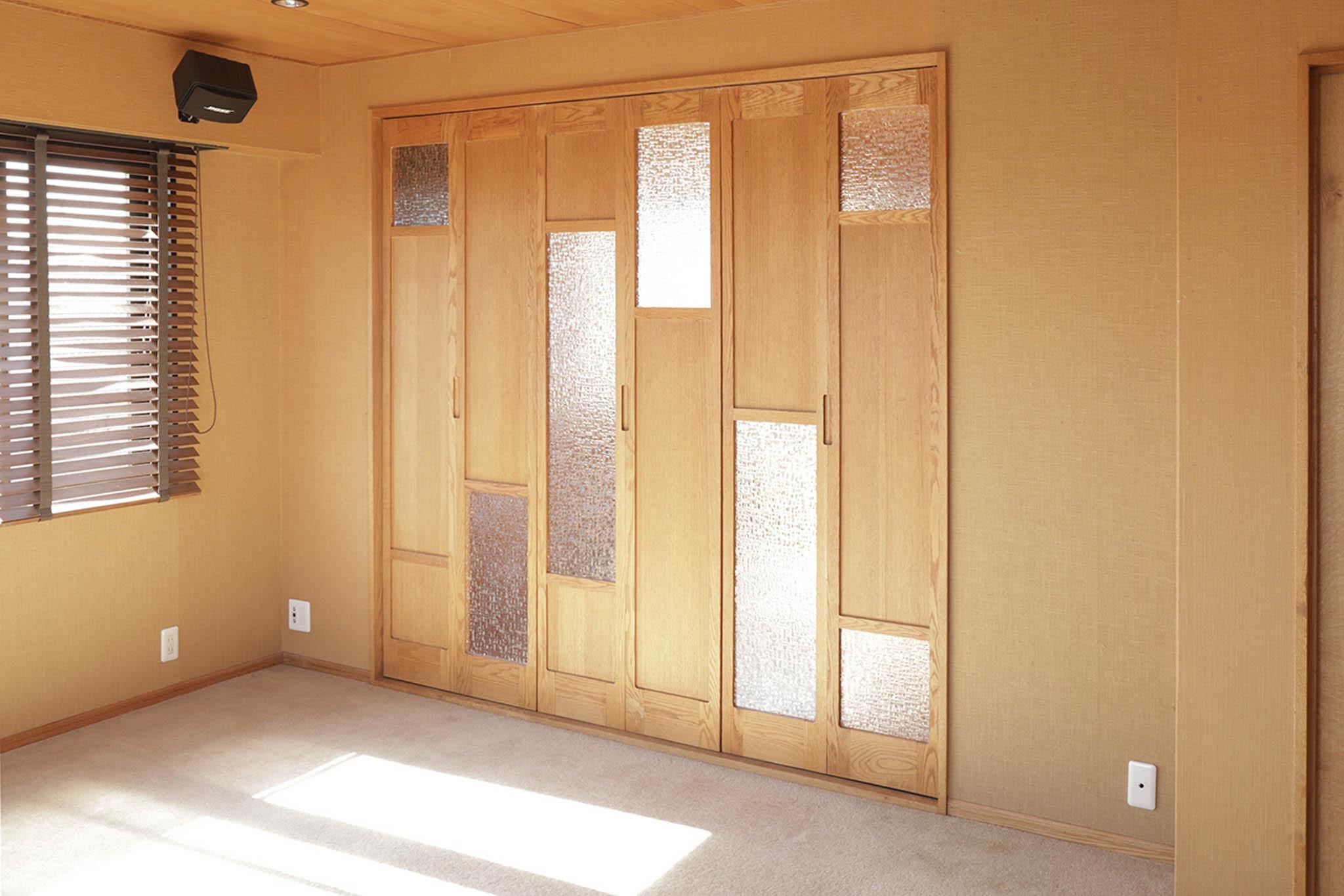 目黒区自由が丘の賃貸物件/洋室の戸。存在感たっぷりの木建具は、この部屋の主役のひとつ