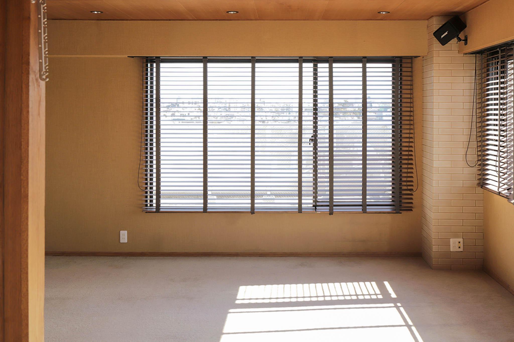 目黒区自由が丘の賃貸物件/東側に大きくとられた窓とルーバルへの窓。光がたっぷり差し込む気持ちのいい空間