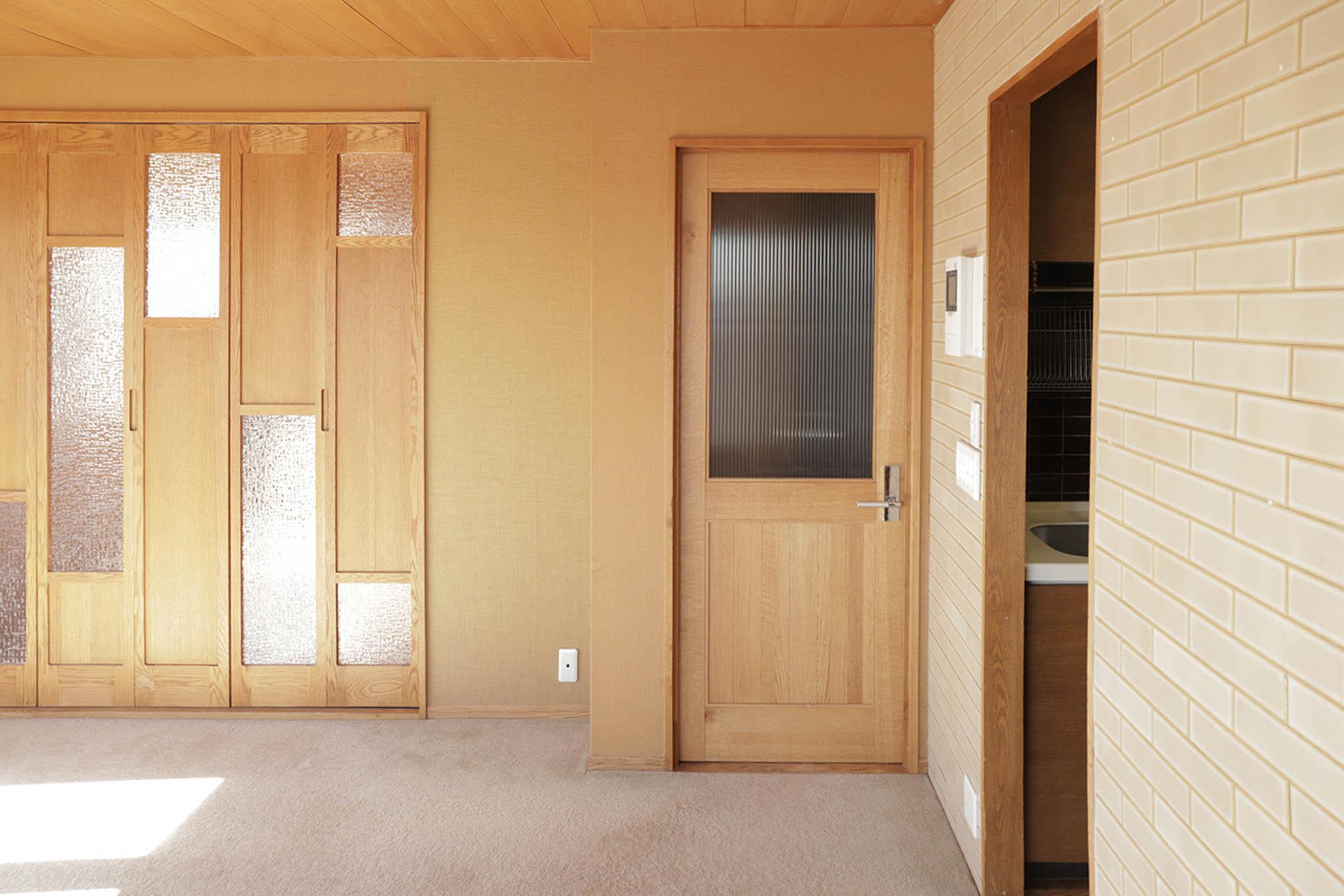 目黒区自由が丘の賃貸物件/型板ガラスを使ったオーダーメイドの木建具が並ぶ。細部のこだわりが光る