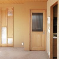 目黒区自由が丘の賃貸物件/型板ガラスを使ったオーダーメイドの木建具が並ぶ。細部のこだわりが光る