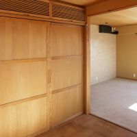 目黒区自由が丘の賃貸物件/大きな木製引き戸の収納が壁一面に。奥にはリビングが続き、空間の広がりを感じられる