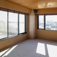 目黒区自由が丘の賃貸物件/二面に広がる大きな窓から、自由が丘の街並みが一望できる。三面採光ならではの開放感