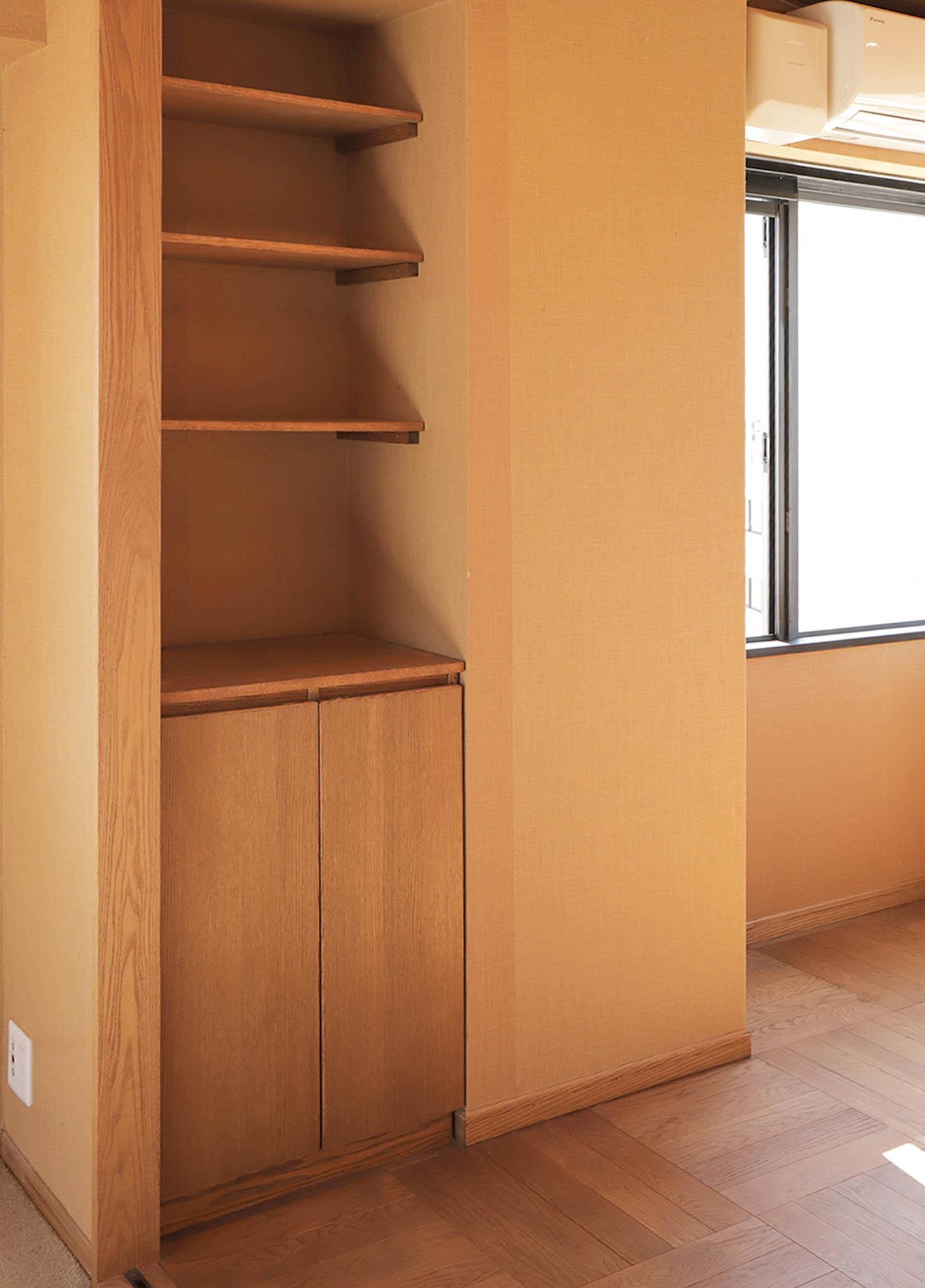 目黒区自由が丘の賃貸物件/壁に造り付けられた棚は、本や小物を飾るのにちょうどいいサイズ感。さりげないが、ありがたい存在